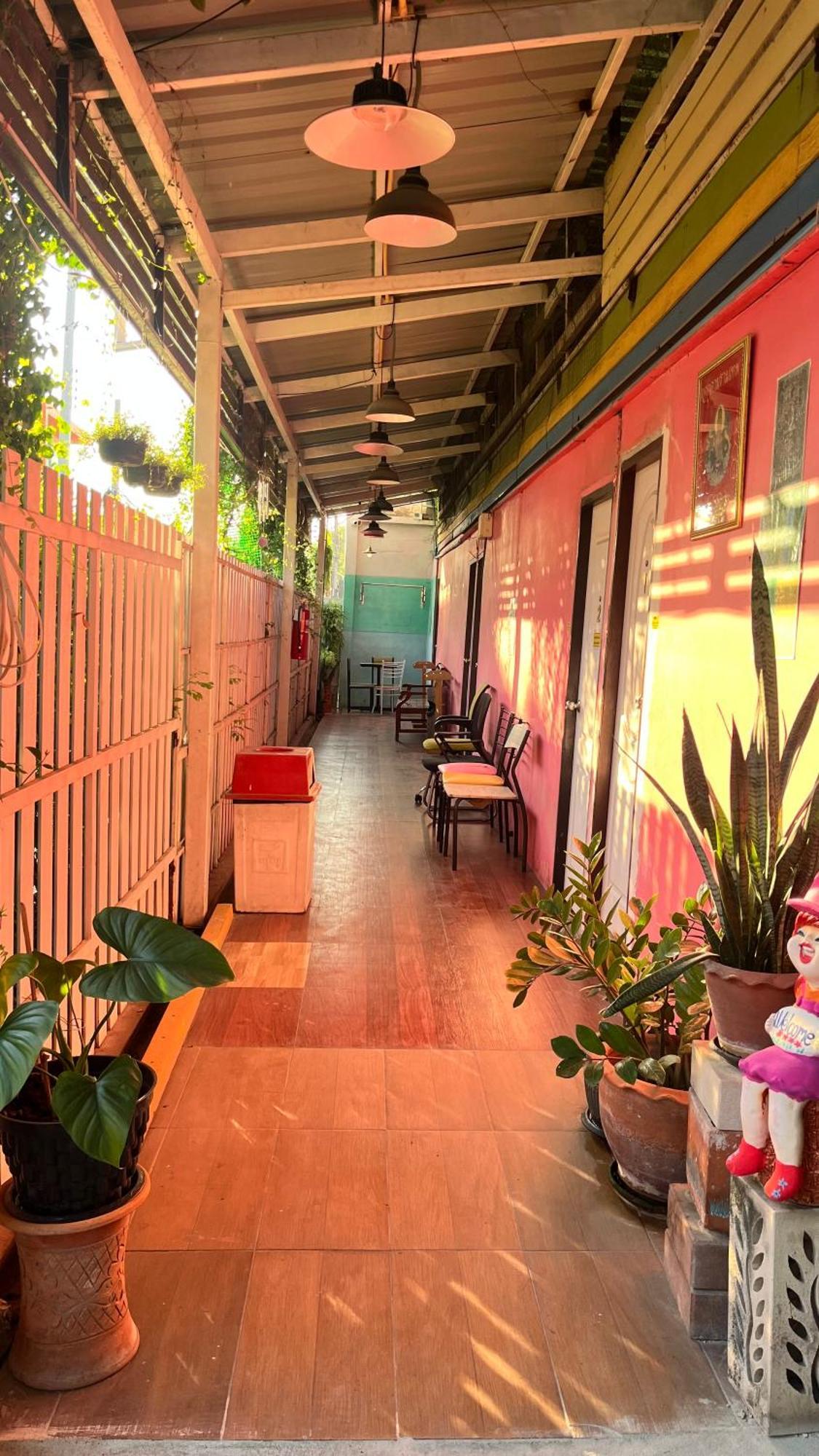 Pa Chalermchai Guesthouse Bangkok Exteriör bild