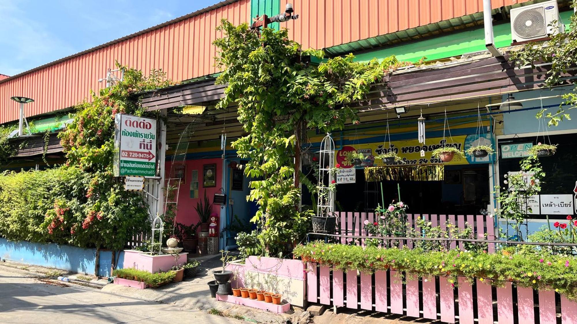 Pa Chalermchai Guesthouse Bangkok Exteriör bild